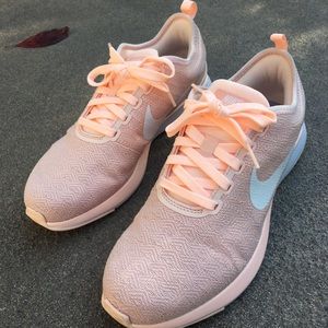 Nike tennis shoes. Very good condition- Size 6.5